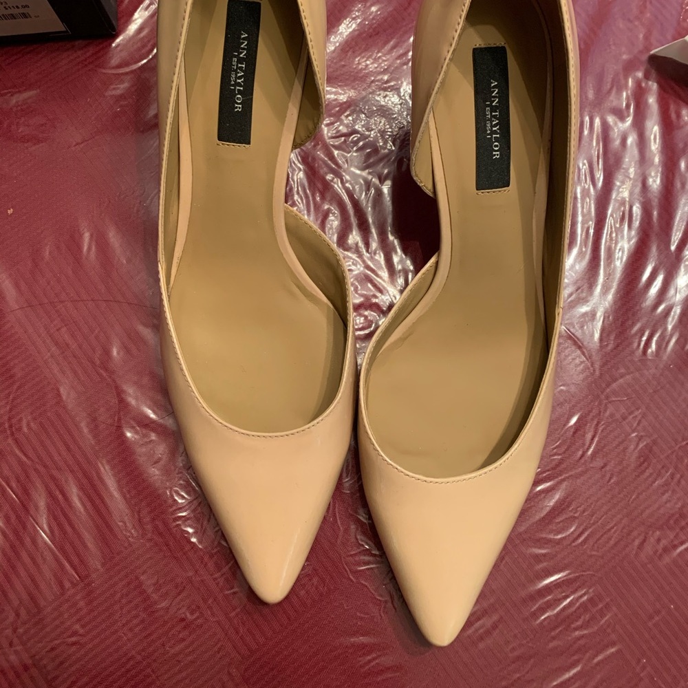 Ann Taylor NIB nude heels